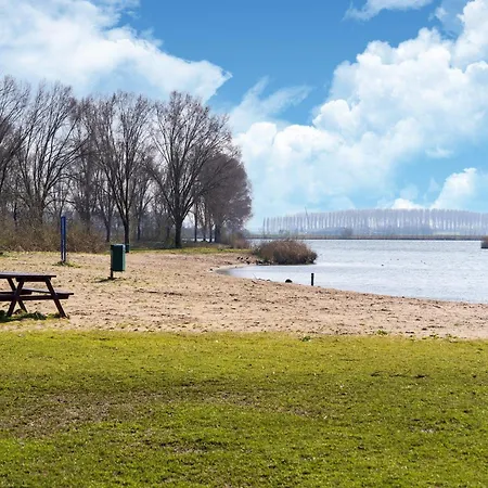 別荘 With Sauna Near A Lake, Cleaning Included *